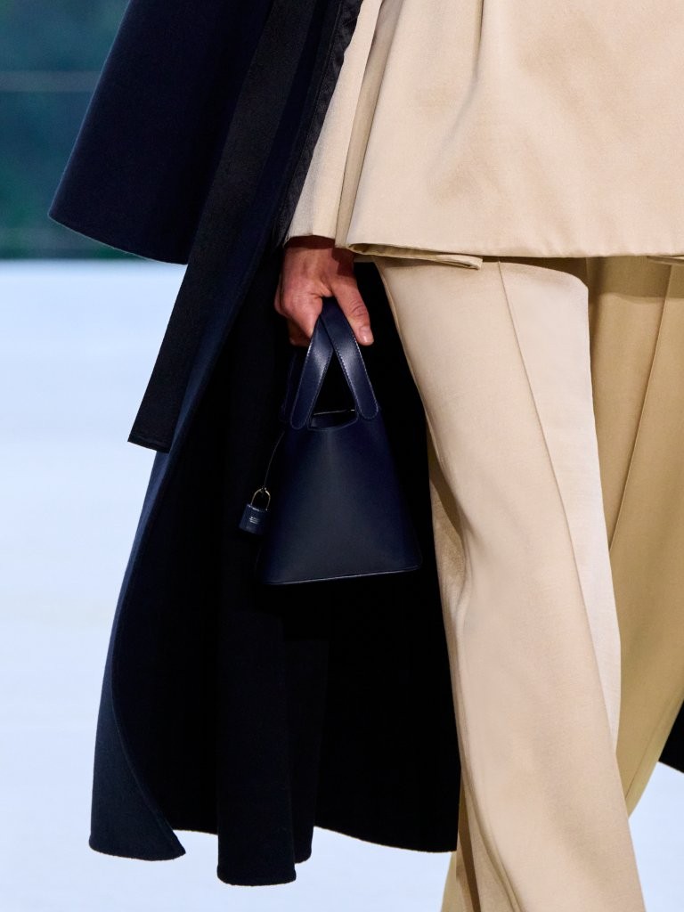 جيل جديد من حقائب “الأناقة الهادئة” في عرض Hermès