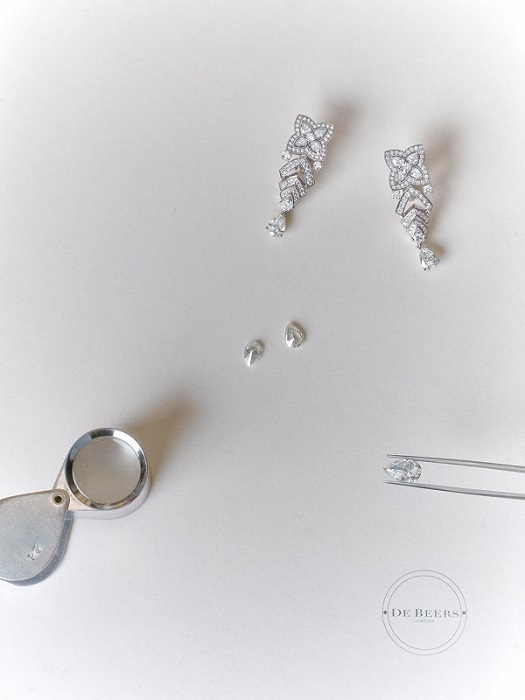 De Beers تحوّل المجوهرات الفاخرة إلى قطع للارتداء اليومي