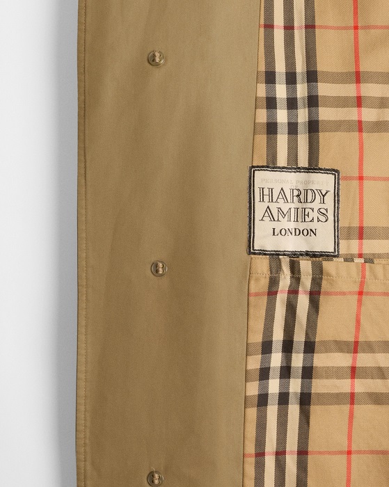 Burberry تروي قصة معطف الترنش في معرض يحتفي بـ 170 عاماً من الإرث