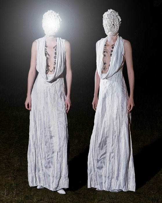 Maison Margiela تطرح سؤال “من أنت” في حملة ANONYMITY من بطولة ريبياكا هول