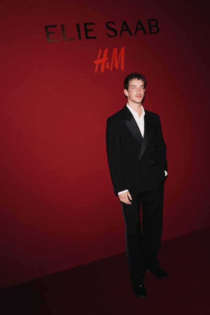 فستان زفاف يفاجئ ضيوف إيلي صعب وH&M في باريس