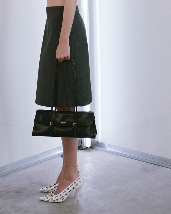 مجموعة Prada لربيع وصيف 2027 تحتفي بالأوجه المختلفة للتنورة