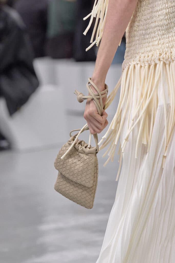 Bottega Veneta تجعل الخفة أسلوباً جديداً للأناقة في مجموعة ربيع وصيف 2027
