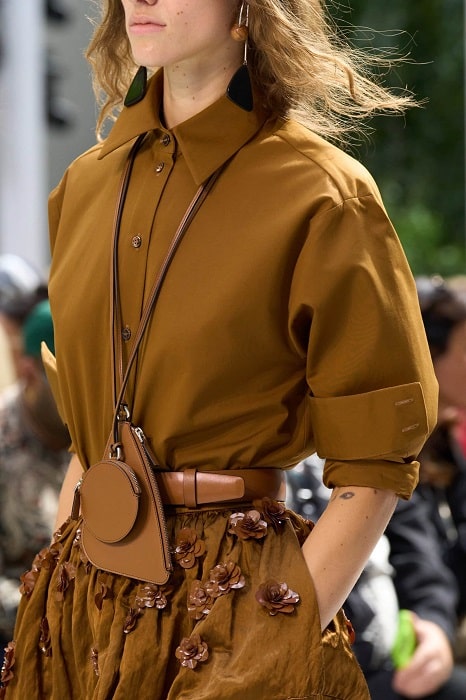 Michael Kors يعيد النظر في رموزه المألوفة في عرض ربيع وصيف 2027